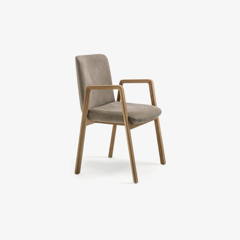 Chair with armrest in solid wood